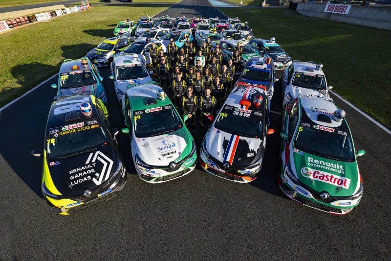 Preparing for the Next Race Season 5 Clio Cup Europe
