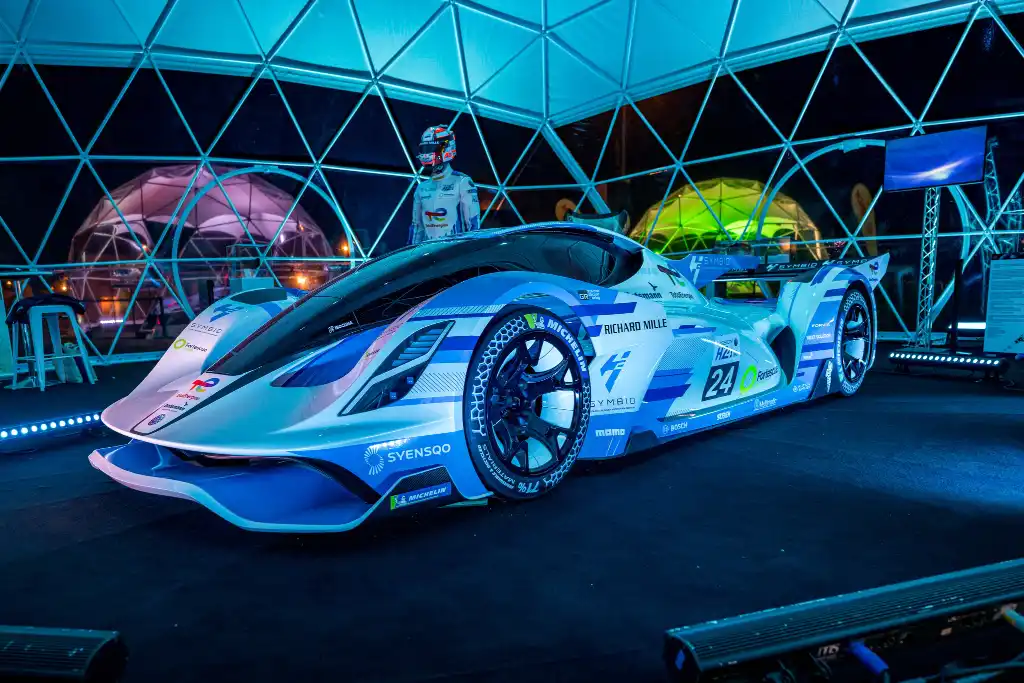 Williams F1 and Reflo Introduce Sustainable Travelwear